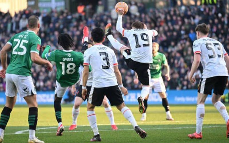 Liverpool bế tắc trước lối chơi chặt chẽ của Plymouth