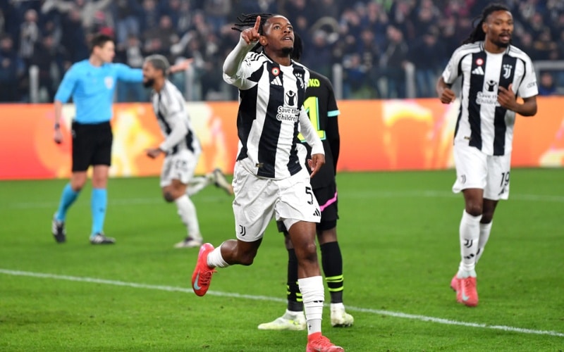 Juventus đánh bại PSV 2-1 tại Champions League