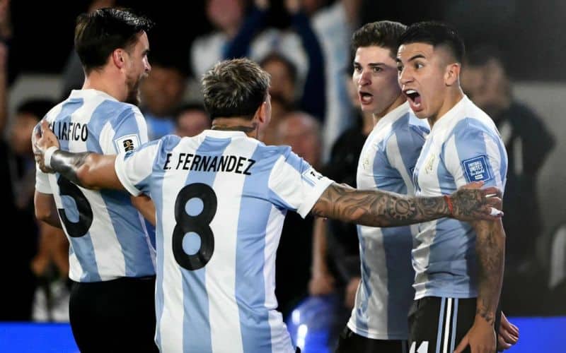 Hiệp một: Argentina tấn công phủ đầu, Brazil sụp đổ