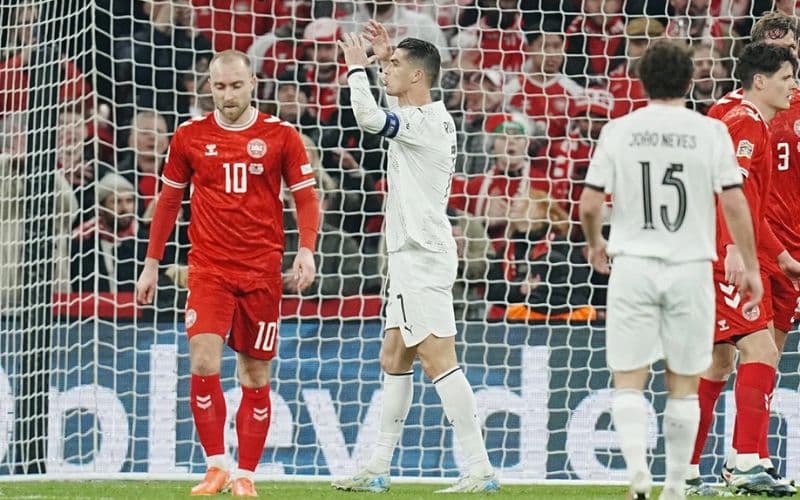Hiệp một: Eriksen bỏ lỡ cơ hội trên chấm 11m