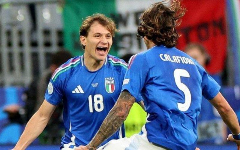 Hiệp một: Italia vươn lên dẫn trước sớm
